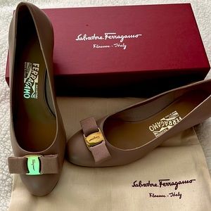 Brand new Salvatore Ferragamo Viva Bow pump rose color in size 8.5.